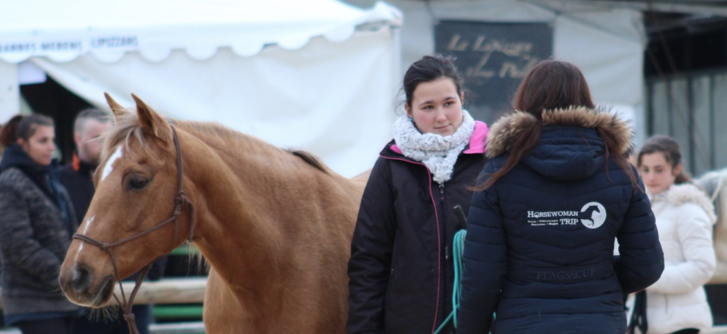 Élodie en démonstration avec une cavalière et son cheval