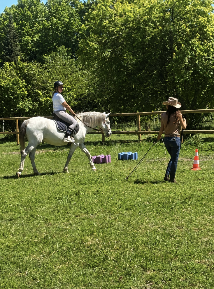 Séance de passation : la propriétaire monte son cheval accompagnée par Élodie en longe
