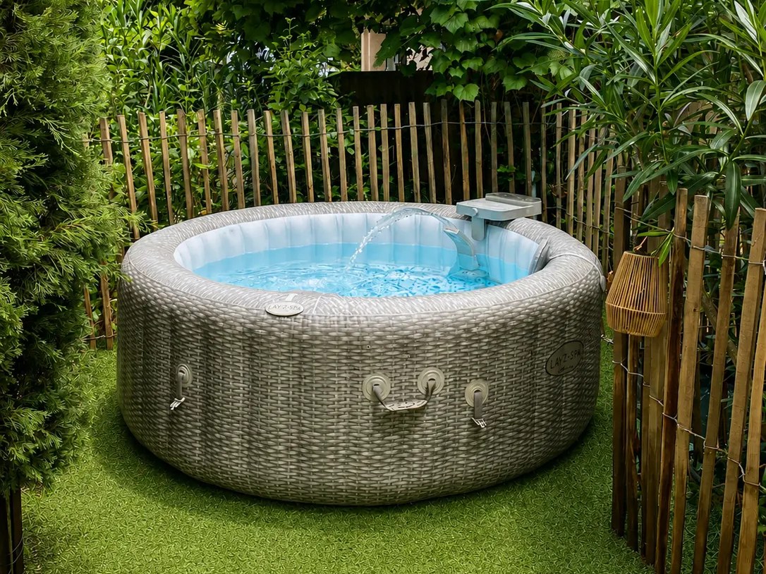 Spa extérieur du gîte, entouré de verdure